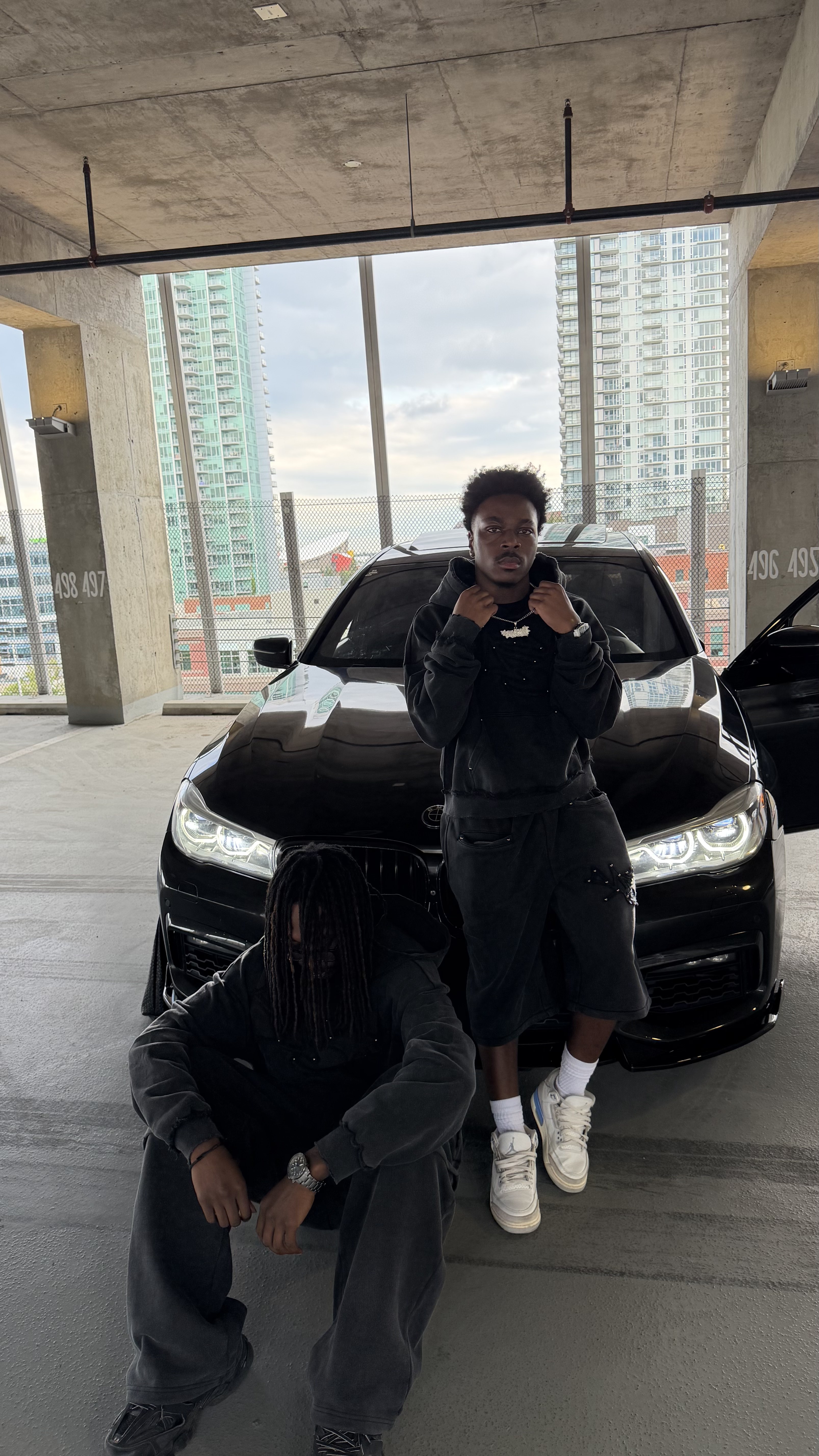 Artist working with the Konstant Uprise team